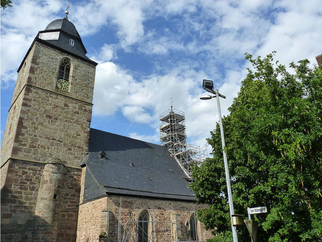 Einrüstung von St. Crescentius an der Südseite (Foto: Karl-Franz Thiede)
